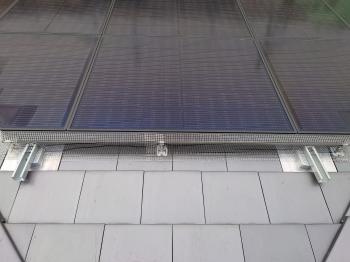 全周に対策網を取り付けることで、今後鳩は太陽光パネル下には入れなくなりました。
鳩の飛来も減り、糞害も解消されることでしょう。