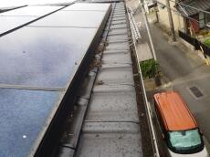 太陽光パネルの下から鳩糞が溢れて、住まいや周囲の悪臭問題にもつながってきます。