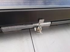 施工に移っていきます。
まずは屋根上と太陽光パネルを丁寧に清掃したうえで、太陽光パネルの下側と上側にステンレス金具を取り付けていきます。
