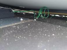 太陽光パネル下には鳩糞が堆積していました。