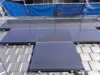 太陽光パネルを丁寧に拭き掃除しておりますので、発電効率もよくなることと思います。
鳩糞の被害にお困りの方は、侵入防止のネット取り付けなど対策実績が豊富な屋根のキラにお気軽にご相談くださいませ。