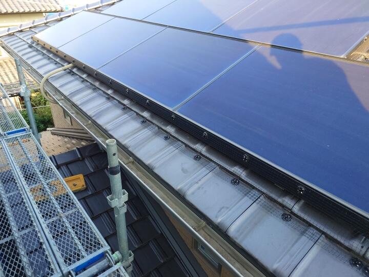 西尾市 S様邸｜太陽光パネル下の鳩侵入を防ぐ対策ネットの取り付け工事