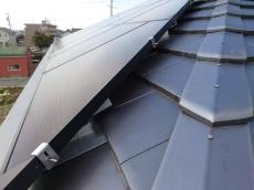 そのうえで鳩の侵入防止のステンレス網を全周に設置します。