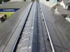 こちらが施工前のI様邸 屋根のお写真です。
屋根上には鳩の糞が大量にありました。