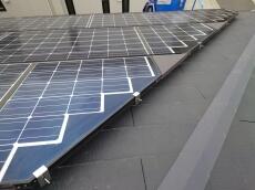 仕上げに太陽光パネルの下にステンレス網を引掛けるためのステンレス金具を取り付けました。
このあと侵入防止のステンレス網を設置し、施工が完了となります。