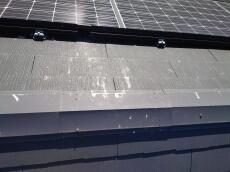 屋根材は全体的に綺麗ですが、鳩糞が落ちていることで美観が損なわれています。