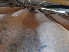 太陽光パネル下には鳩が巣を作っていました。
暖かく身を隠せる鳩にとっては絶好の場所となるようです。