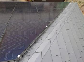 太陽光パネルと屋根瓦には穴を空けずに施工をしていますので、雨漏りの心配もありません。
対策網の取り付けにより、今後は太陽光パネルも安心してお使いいただくことができます。