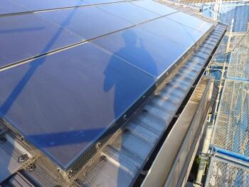 侵入防止ネットを設置したことで鳩などの侵入経路をしっかりと塞いでいますので、鳩が好む隙間に一切侵入できなくなっています。