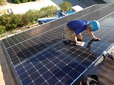 最後に太陽光パネルを丁寧に拭き掃除し、鳩対策工事の施工が完了となります。