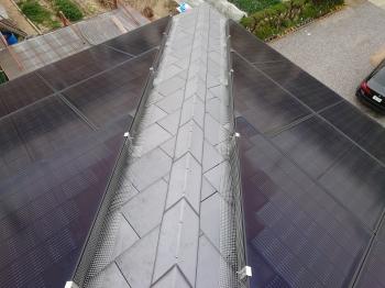 ステンレス網の取り付けに際して太陽光パネルと屋根瓦の清掃も行っておりますので、清潔な屋根に生まれ変わっております。