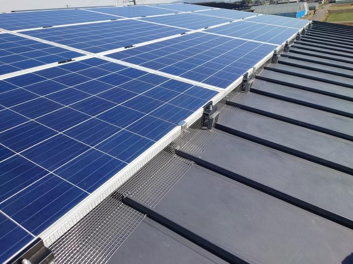 西尾市 H様邸｜太陽光パネル下への鳩侵入を防ぐステンレス網の設置工事