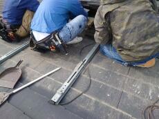 太陽光パネル下を丁寧に清掃していきます。