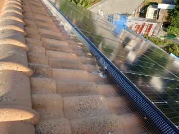 こちらは棟側のお写真です。
鳩が侵入できなくなったので、巣を作り住み着くことも無くなります。