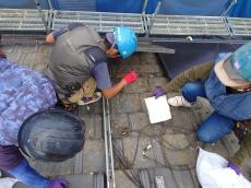 足場を仮設し施工に移っていきます。まずは太陽光パネルを脱着し、鳩糞の清掃を行っています。
