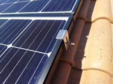 屋根の側面側には別の形の金具を取り付けていきます。