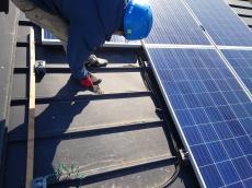 施工に移っていきます。
まずは屋根上の鳩糞を綺麗に清掃していきます。