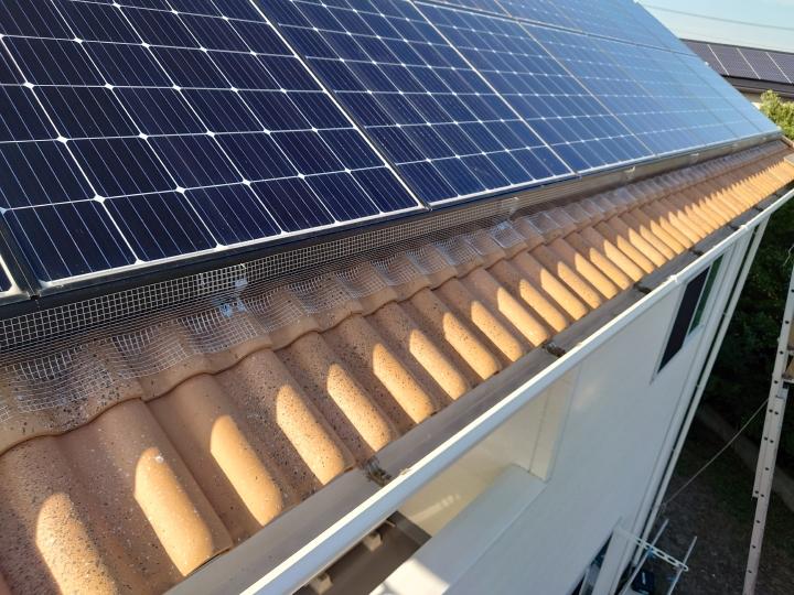 西尾市 S様邸｜太陽光パネル下への鳩侵入を防ぐステンレス網の設置工事