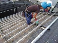 まずは、屋根上の個体物を清掃していきます。
