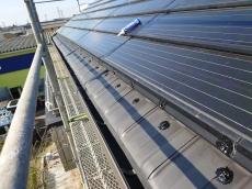 クリップの取り付け後、屋根のキラではさらに強度を上げる為にコーキングを塗布していきます。