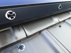 ここからは侵入対策工事に取り掛かっていきます。
まずは樹脂製のネットを引掛けるためのクリップを専用の接着剤で取り付けました。