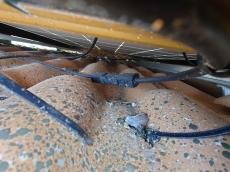 鳩の糞や汚れが堆積しており、太陽光パネルの発電効率に悪影響を及ぼしかねません。