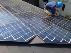 太陽光パネル自体も丁寧に拭き掃除を行っていき、衛生的な屋根に復旧していきます。