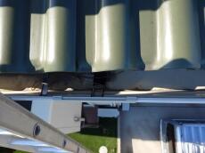 こちらは雨樋（軒樋）の様子です。
太陽光パネル下に巣を作ろうとした際のカスが入っています。