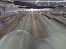 施工に移っていきます。
最初に鳩の糞で汚れた太陽光パネル下を清掃していきます。