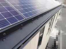 クリップは専用接着剤で取り付け後、コーキングを塗布して補強を行ったうえで樹脂製ネットの取り付けも行っていきます。