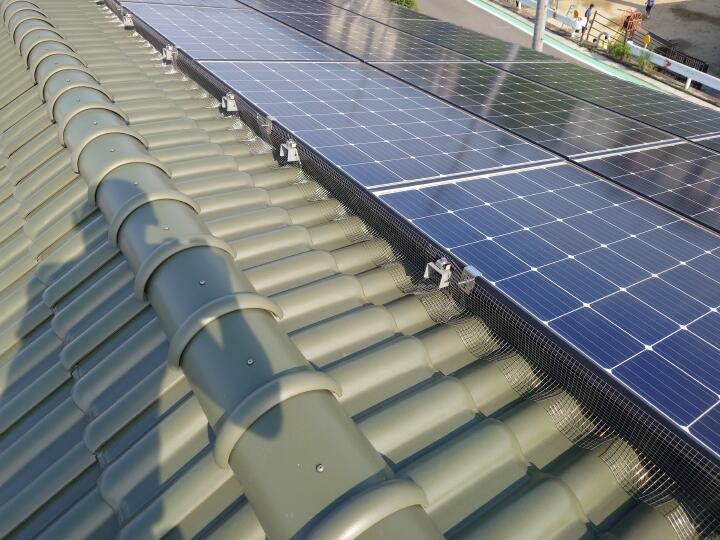 知多郡東浦町 A様邸｜太陽光パネル下への鳩侵入を防ぐステンレス網の設置工事