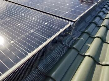 これにより鳩が飛来することも減ることでしょう。
巣を作ることもできなくなりましたので、糞害に悩まされない清潔な屋根になっております。