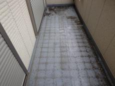 ベランダに落ちていた鳩の糞を清掃するため、ベランダに敷いていたタイル等を剥がして清掃を行います。