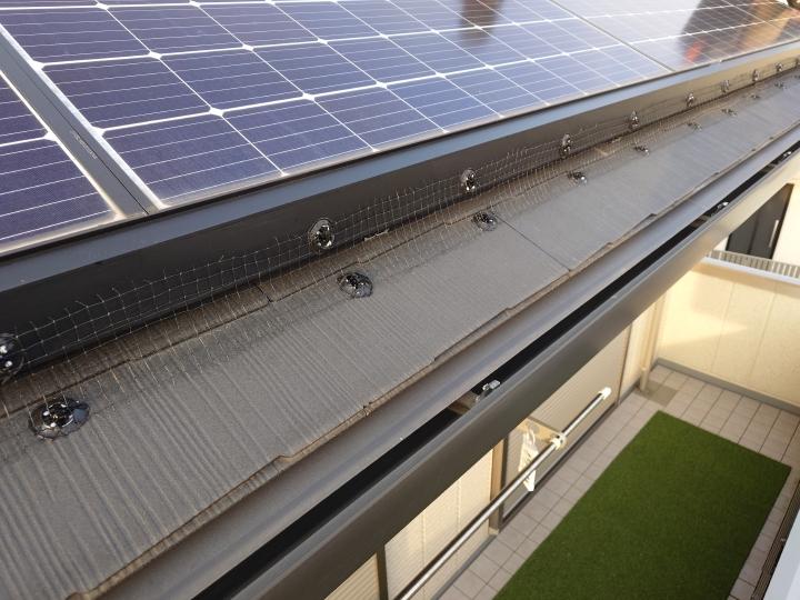 半田市 S様邸 ｜太陽光パネル下への鳩侵入を防ぐ樹脂ネットの設置工事