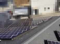 鳩の糞のお悩みも太陽光パネルの下に侵入防止の樹脂ネットを取り付け対策。