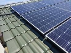 屋根の側面にも同様にステンレス金具を取り付けました。