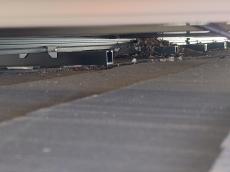 屋根材と太陽光パネルの隙間は暖かく鳩にとって快適な空間になるため、住み着いたり飛来が増えることで糞害が起きます。