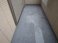 ベランダの清掃も完了しました。
このあとタイルを復旧し施工が完了となります。