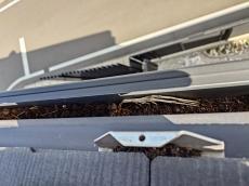 雨樋（軒樋）の中にも鳩の糞が詰まっていました。
このままでは雨水の排水機能にも影響が出てしまいます。