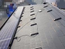 鳩の糞を全て撤去し清掃を行ったうえで、脱着した太陽光パネルを復旧していきます。