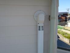 エアコン配管カバーがズレ下がり、配管が見えてしまっています。
今回は鳩の侵入対策工事と合わせて、これらの雨樋（軒樋）とエアコン配管カバーの補修はサービスにて工事をさせていただきます。