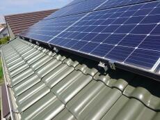 次に、ステンレス網を引っ掛けるステンレス金具を軒側に取り付けていきます。