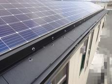 次に侵入防止の樹脂製ネットを引っ掛けるクリップを取り付けていきます。