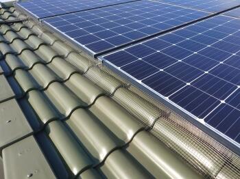 太陽光パネルの四方をステンレス網で囲うことで、鳩は一切中に入れなくなりました。