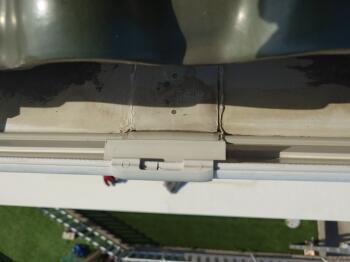 繋ぎ部から雨垂れのあった雨樋（軒樋）には繋ぎ部に専用の接着剤を増し塗りしましたので、今後雨垂れはしなくなります。