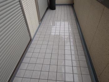 ベランダもこの通り綺麗に清掃後にタイルを復旧し、タイルの清掃も行わせていただきました。