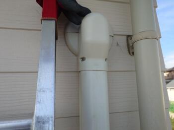 ズレ下がりのあったエアコン配管カバーもこの通り補修をさせていただきました。