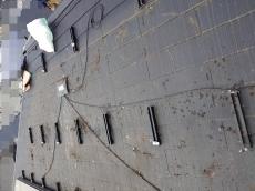 施工に移っていきます。
まず最初に、太陽光パネルを脱着し鳩の糞を清掃していきます。