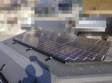 S様邸の屋根は屋根材と太陽光パネルの隙間があまりありません。