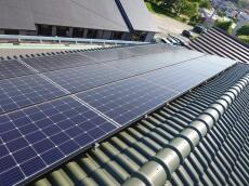 お悩みだった鳩の糞害も、屋根材と太陽光パネルの間に鳩が侵入できないようステンレス網を設置して対策。